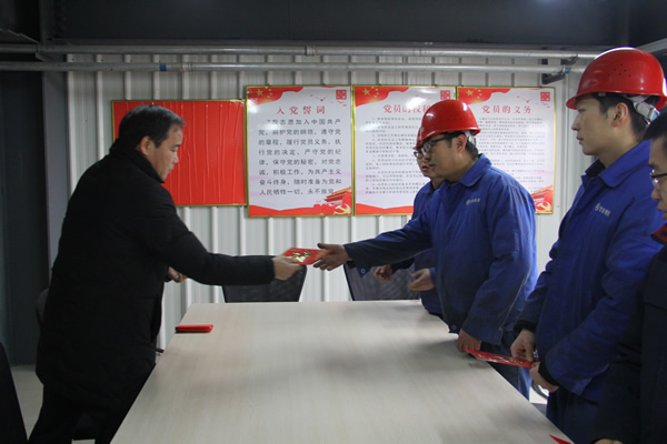 裝備公司慰問(wèn)困難職工